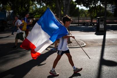 Det politiske dramaet i Frankrike forsetter mens alles øyne er rettet mot OL i Paris